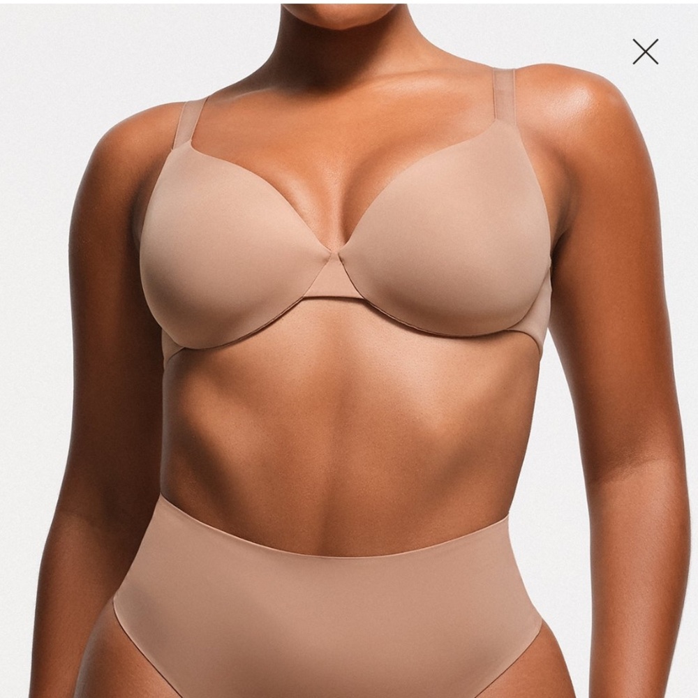 NWT SKIMS SMOOTHING INTIMATES FULL COVERAGE BRA
LIGHTLY LINED SIZE 38DD SIENNA